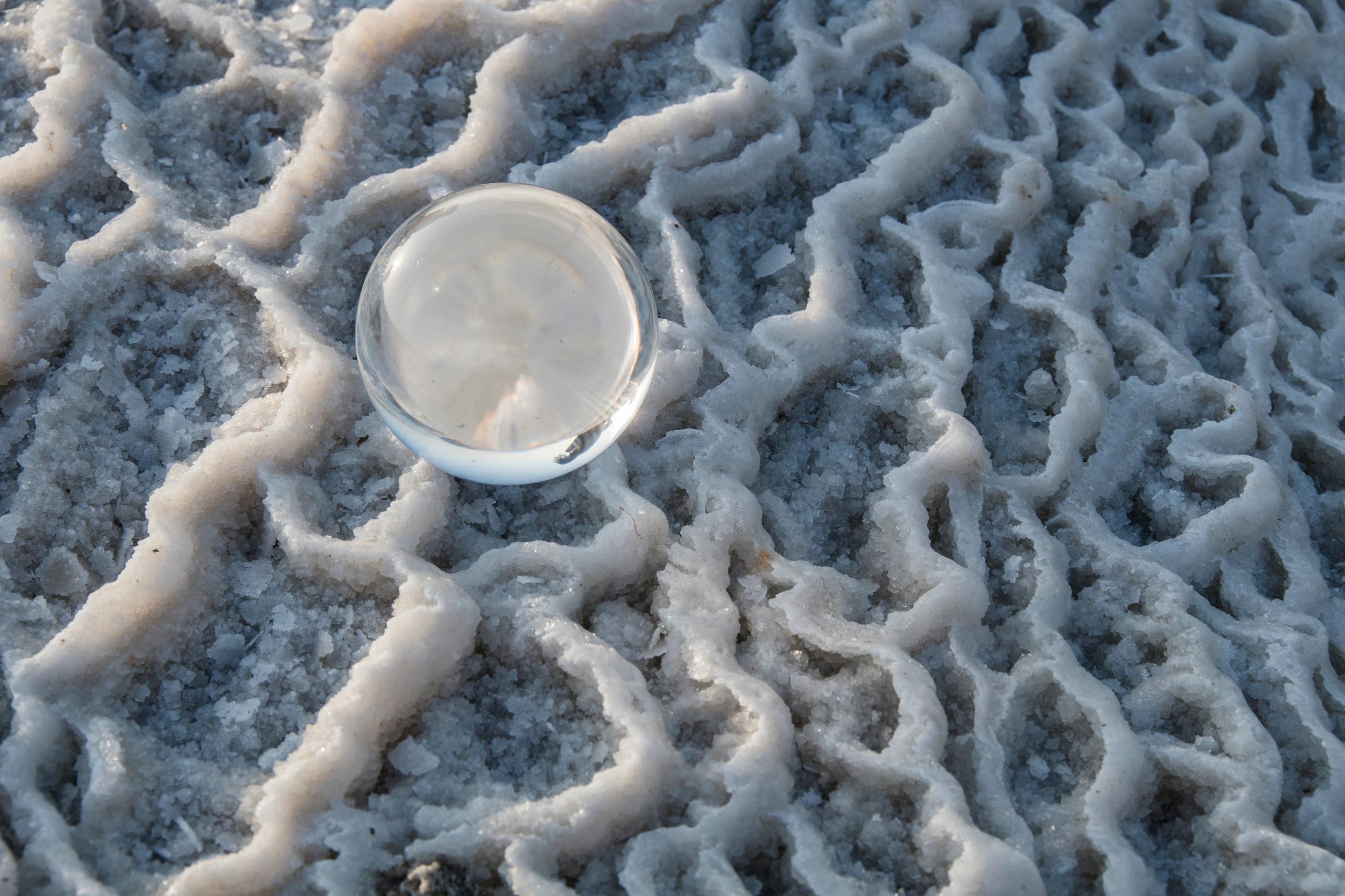 Kapka vody a minerály na břehu Mrtvého moře